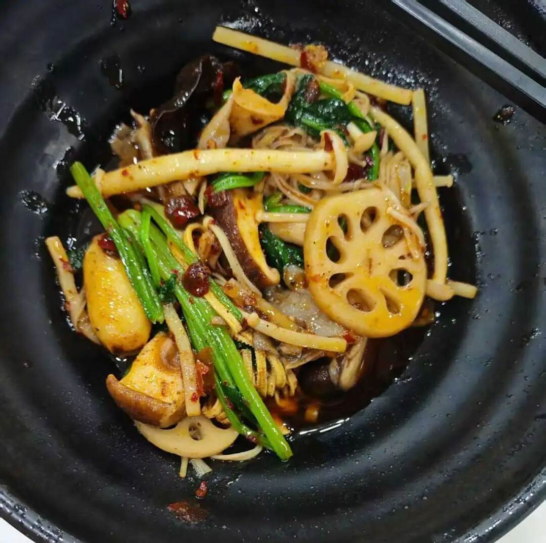 碗里有一些肉和蔬菜 AI 生成的内容可能不正确。