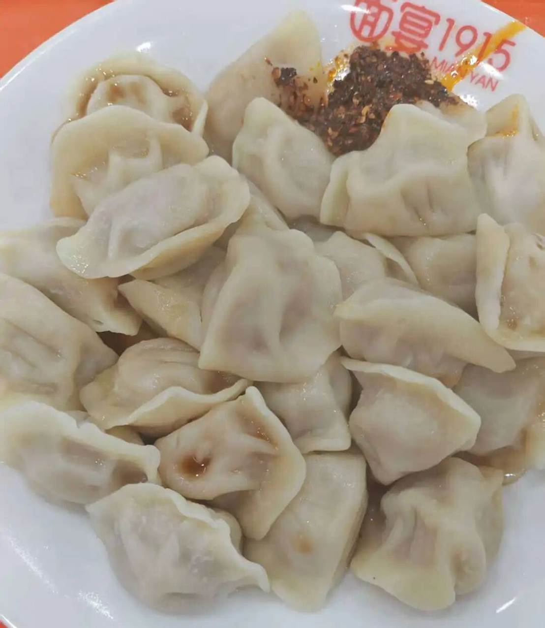 盘子里放着饺子 AI 生成的内容可能不正确。